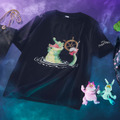 トートバッグ5500円/ Tシャツ 4500円/ショルダーバッグ4500円/ エコバッグ1500円/ぬいぐるみキーチェーン<シェンシ>2800円/ぬいぐるみキーチェーン<ペイン、パニック>5300円