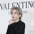 神々しいプラチナブロンドヘアで登場した道枝駿佑（C）モデルプレス