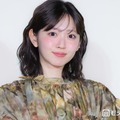 鈴木愛理、圧巻美脚際立つミニ衣装ショットに熱視線「レベチのスタイル」「腰の位置高くて脚長い」 画像