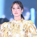 元日向坂46佐々木久美、メガネ姿で印象ガラリ ゴールド個性派ワンピでクラシカルな雰囲気【TGC2026A/W】 画像
