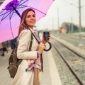 お育ちがバレる！「雨の日に」電車や公共の場でやっていたら「今すぐやめてほしい」こととは 画像