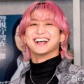ホテルのコース料理を差し入れした佐久間大介（C）モデルプレス