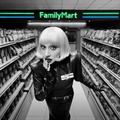 レディー・ガガ、ファミマ新CMでアルバイト姿 レジ打ち・モップかけ等の日常業務「とても刺激的でアーティスティックな経験だった」 画像