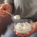 ヨーグルトだけでは足りない？腸活の新常識、専門医が注目する「ハイパー食物繊維」がすごい！「二刀流」の働きを解説