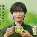 Snow Man阿部亮平、深緑の和装姿で凛とした佇まい「リプトン」新CM 和の世界観で多彩な表情見せる 画像