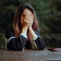 酔って寝ていたら、上司が抱きついてきて…。「信頼していた人に襲われた」経験が私に残した大きな傷は 画像