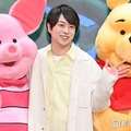 ピグレット＆プーに挟まれる櫻井翔（C）モデルプレス