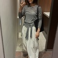 軽やかな【GU】シアートップスは今の季節にちょうどいい着心地。×ボリューム白パンツで魅せる美シルエットの着こなし【40代の毎日コーデ】 画像
