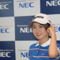 所属先の「NEC」のワッペンを指さす安田祐香　デビュー戦が無観客にも戸惑いはなし（撮影：佐々木啓)