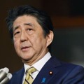 G7首脳による緊急テレビ電話会議を終え、取材に応じる安倍首相＝17日午前0時8分、首相官邸