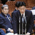 参院予算委で答弁する西村経済再生相。左奥は北村地方創生相＝17日午前