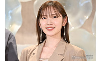 鈴木愛理、膝上ミニ丈コーデ2選に「脚スラッとしてて綺麗」「無駄なものがない」と反響 画像