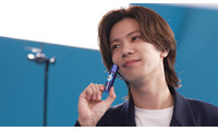 Number_i神宮寺勇太、紺色スーツでスマート演技「プレッシャーをひしひしと感じました」平野紫耀＆岸優太に続き新CM出演 画像