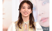 元櫻坂46小林由依、美脚際立つ膝丈スカートコーデに反響「膝下真っ直ぐで綺麗すぎる」「清楚で大人っぽい雰囲気が素敵」 画像