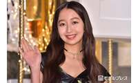 Cocomi、沖縄旅行でのミニスカ美脚ショットに絶賛の声「身体の半分以上が脚」「綺麗すぎて二度見」 画像