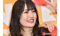 “可愛すぎる新喜劇女優”小寺真理「JK役」ミニスカ×ルーズソックスで際立つ美脚「似合いすぎて違和感ゼロ」「脚長くて綺麗」 画像