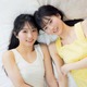 AKB48秋山由奈＆八木愛月、ペアグラビアで透明素肌披露 ノースリーブでリラックス 画像