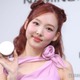 TWICEナヨン、タイトドレスでスラリ美脚＆デコルテ披露「可愛い」の声に照れ笑い 画像