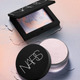 NARS、「ライトリフレクティング プリズマティックパウダー」 待望の新色が数量限定で先行発売 画像