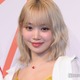 LE SSERAFIM・KIM CHAEWON、キャラT×ミニ丈から美脚スラリ 日本満喫ショットに反響「着こなし天才」「美しい」 画像