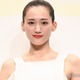 綾瀬はるか、スリット入り純白ドレスで美脚披露 肌に自信持てた理由・美の秘訣語る 画像