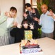 趣里、撮影現場での誕生日サプライズに喜び SixTONESジェシーはダジャレで祝福【モンスター】 画像