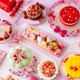 ヒルトン大阪、“ギャル文化”意識のいちごスイーツビュッフェ デコラティブなケーキやタルトなど約25種 画像
