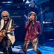 【紅白本番】B’z「紅白」初出場でサプライズ演出 予定にない2曲生演奏で会場総立ち＆司会者にも知らされず 画像