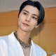 NCT 127ジャニー、ユニフォーム姿でMLB開幕戦に降臨「流石シカゴっ子」「びっくり」の声 画像