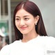 TWICEジヒョ、胸元大胆開きワンピで大人の魅力「美しすぎる」「女神」の声 画像