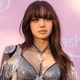 BLACKPINKリサ、美ウエスト＆太もも全開 大胆編み上げ衣装姿に「セクシー」「圧巻のスタイル」と反響 画像