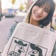 日向坂46河田陽菜、デンマークの人気ビール店でパシャリ！癒し効果満点のハッピー笑顔SHOT 画像