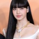 BLACKPINKリサ、堂々美脚披露の全身ショットに反響「何頭身？」「驚異のスタイル」 画像