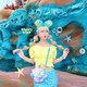 夫婦YouTuberゆたせな・セイナ、美ウエスト＆美脚全開 ディズニーホテルスティッチルームに宿泊「爆イケスタイル」「内装豪華すぎ」 画像