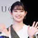 足立梨花、肩出しワンピ姿にファン絶賛「オシャレな肌見せ」「透明感すごい」 画像