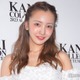 板野友美「エロカメラマンが撮ってくれた」白キャミ＆デニム姿に反響相次ぐ「セクシーすぎる」「かっこいい」 画像