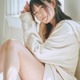 声優・小日向美香、ほっそり美太ももが眩しいお座りSHOT披露！念願の1st写真集でアニメの聖地を巡る 画像