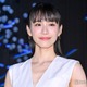 Perfumeあ～ちゃん、ミニスカ×ニーハイコーデで美脚際立つ「アートに負けてない」「センス抜群」 画像
