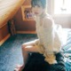 櫻坂46松田里奈、屋根裏部屋での“ふわふわニット”姿 1st写真集先行カット解禁【まつりの時間】 画像