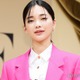 見上愛、ミニスカセットアップで美脚披露「立ち姿が美しい」「ため息が出る綺麗さ」の声 画像