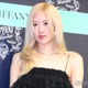 BLACKPINKロゼ、ベアトップミニドレスで美脚＆美デコルテ披露「オーラ別格」「美の化身」と反響 画像