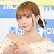 三上悠亜、美スタイル際立つノースリセットアップ姿「色白で発光してる」「純白コーデ似合う」と反響 画像