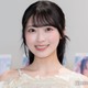 AKB48佐藤綺星、ミニスカ制服姿×おさげ髪ショットが話題「似合いすぎ」「絶対クラスのマドンナ」 画像