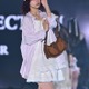 しなこ、暗髪ボブで雰囲気ガラリ 美脚輝くミニワンピコーデでランウェイ闊歩「一瞬誰かと」「スタイル抜群」と話題【TGC2026 S/S】 画像