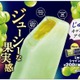 セブン、新食感キャンディとコラボ「カンロじゅるるアイス シャインマスカット」ジューシーな果実味＆溢れ出すとろっとソース 画像