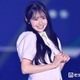 AKB48新センター・伊藤百花、美脚際立つミニスカ春コーデ 笑顔でファンにお手振り＆「名残り桜」ポーズも【超十代2026】 画像