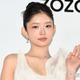 IVEレイ、美脚際立つミニスカワンピ姿に反響「お人形さんみたい」「異次元のスタイル」 画像