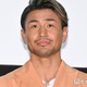 魔裟斗、両親を顔出し公開 金婚式の一家集結ショット「ご両親も美男美女」「いつまでも仲良しで素敵」の声 画像