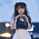 MINAMI、ミニ丈オフショルワンピで美肩＆美脚全開 大ぶりリボンハーフツインがキュート【ガルアワ2026SS】 画像