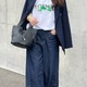 品格が出る【ネイビーのダブルジャケット】。ロゴT×ワイドデニムに羽織った知的でカジュアルな着こなし【40代の毎日コーデ】 画像